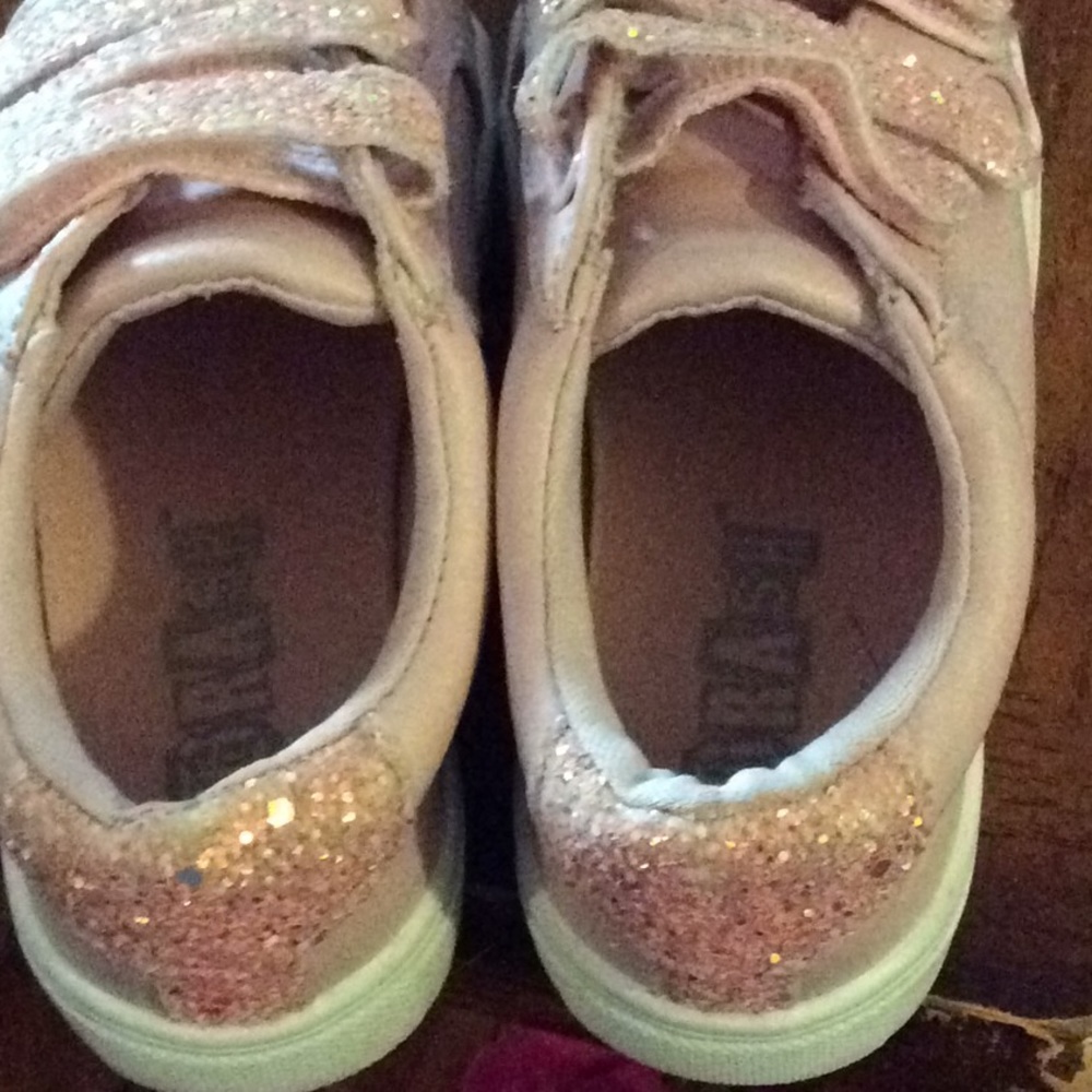 Girls tennis shoes